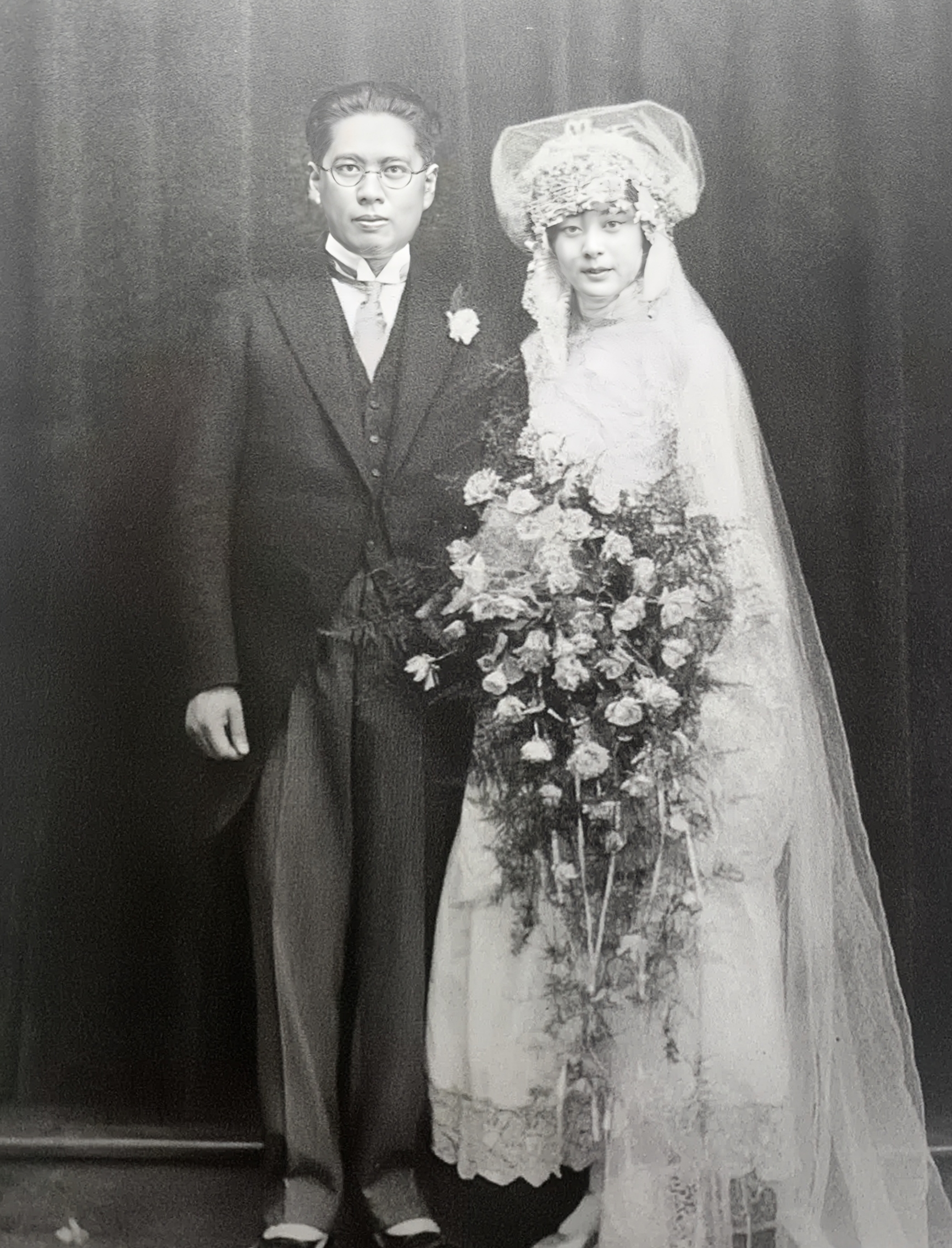 民国时期的婚礼,新郎一身黑色西装,新娘穿着帽式婚纱,从照片来看,美龄