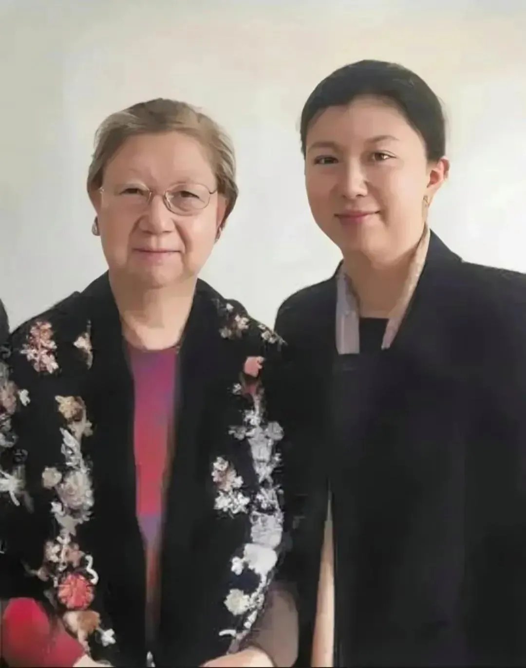 晚年的刘思齐与女儿合影(图二),照片可以看出女儿遗传了妈妈的好基因