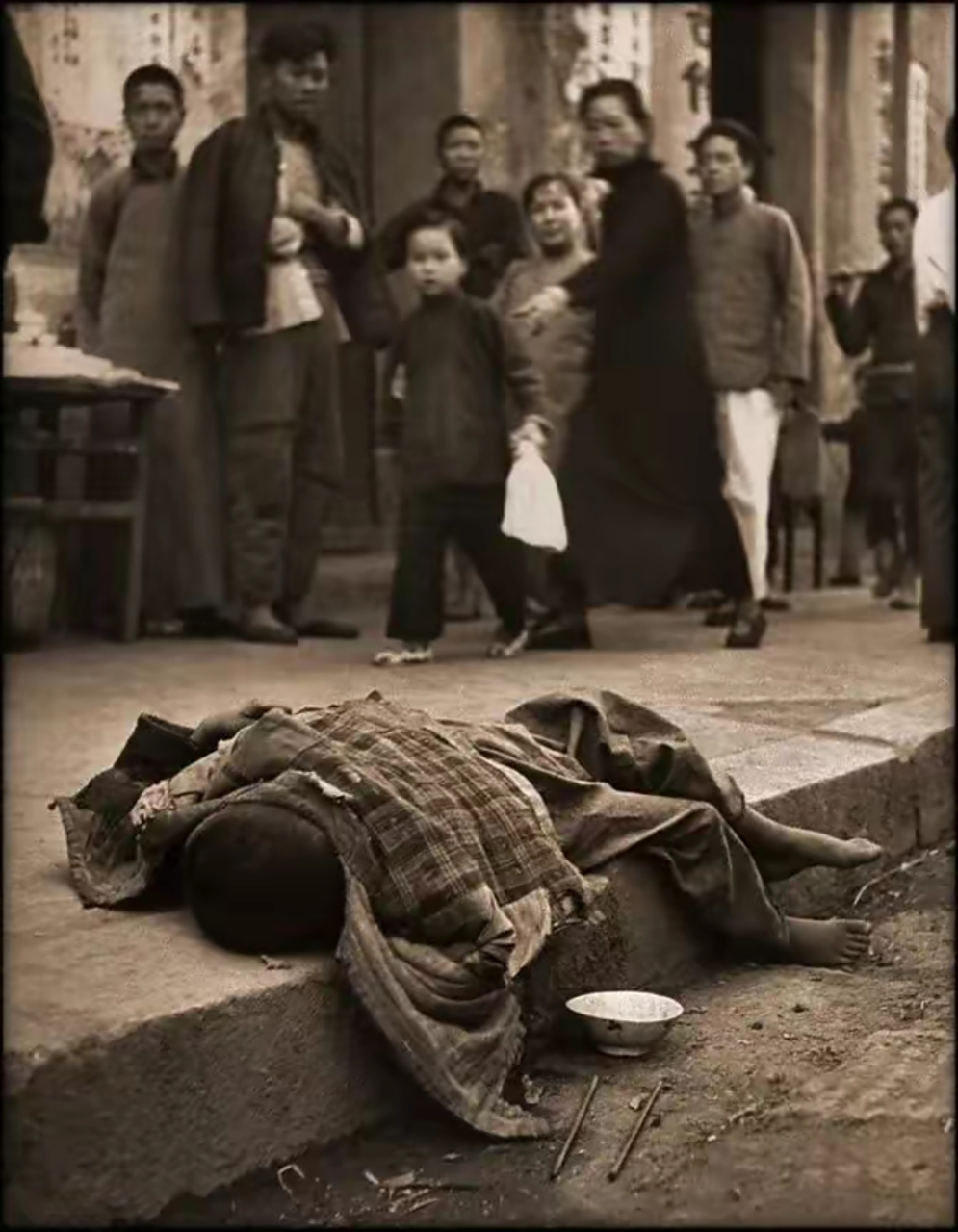 万恶的旧社会:1946年,饥荒时期缺少粮食,一名幼童乞讨失败,最终饿死在