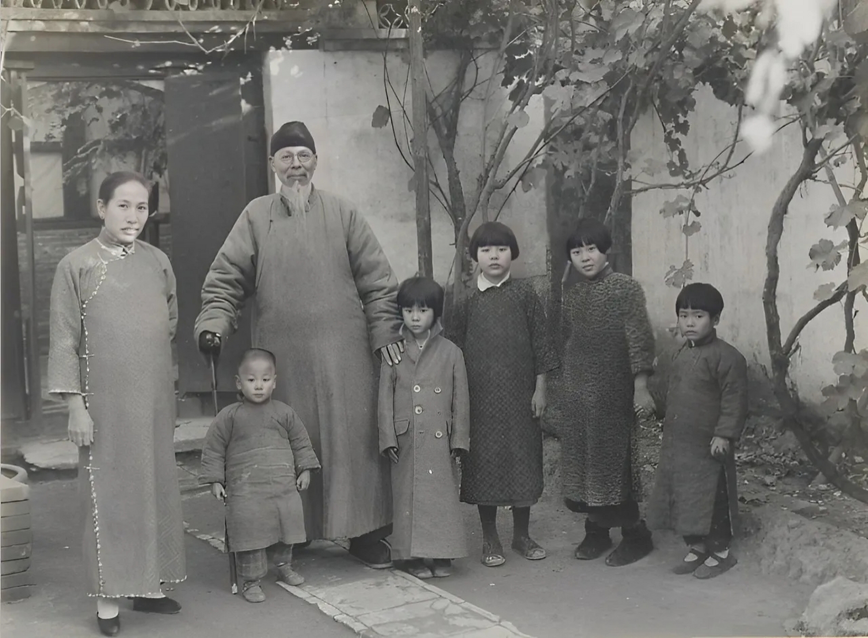 齐白石与妻子胡宝珠以及五个孩子在一起的合影.