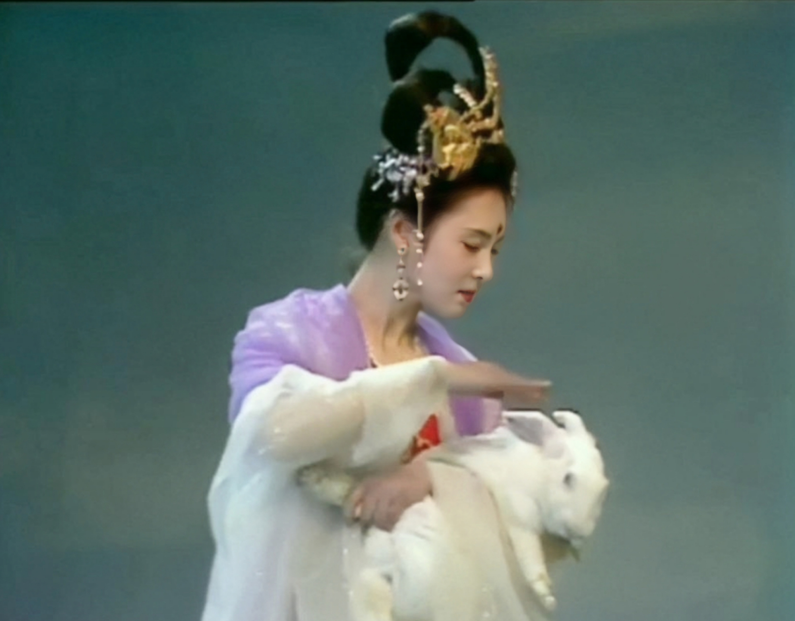 看了那么多年的《西游记》,现在才发现嫦娥不是抱兔子,她是抓兔子.