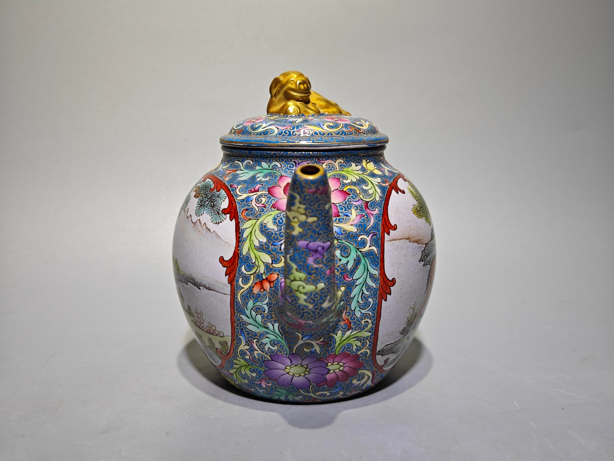 乾隆年制,珐琅彩福运连连描金开光松鹿紫砂壶,高:14.5cm,宽:18