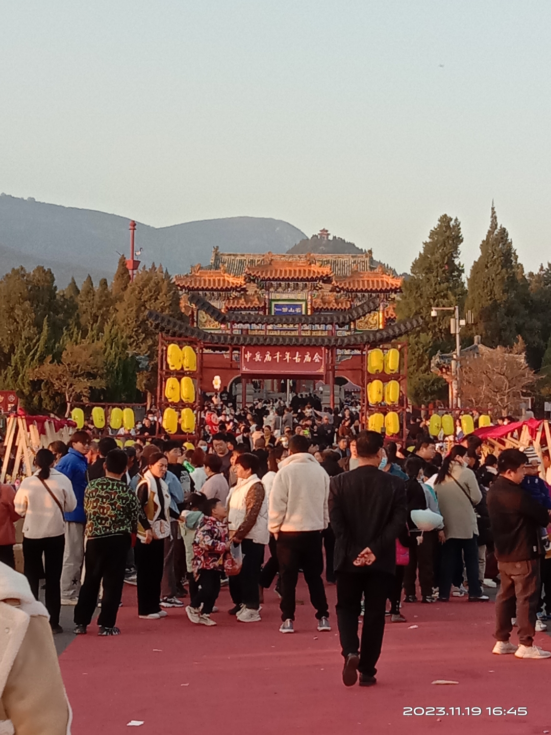 熙熙攘攘的人群中,有一个超级可爱的小宝宝,瞪着圆