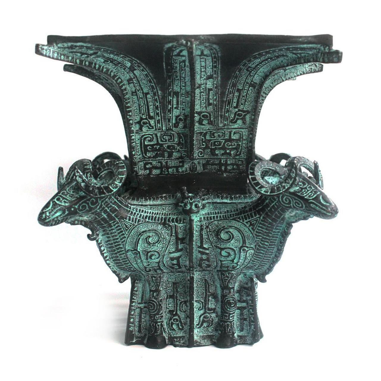 16  四羊方尊这件商代祭祀礼器,不仅是一件我国青铜器的艺术珍品,更