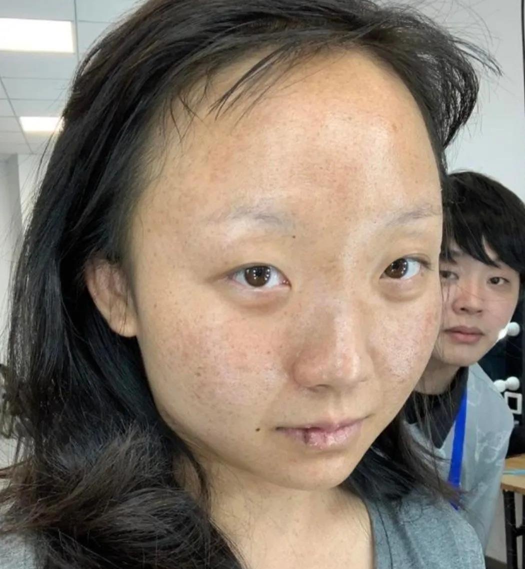 明星出门真不用裹得那么严实压根没人认得出!