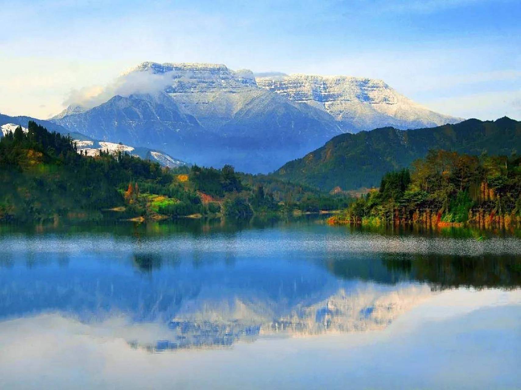 荥经桌山和瓦屋山图片