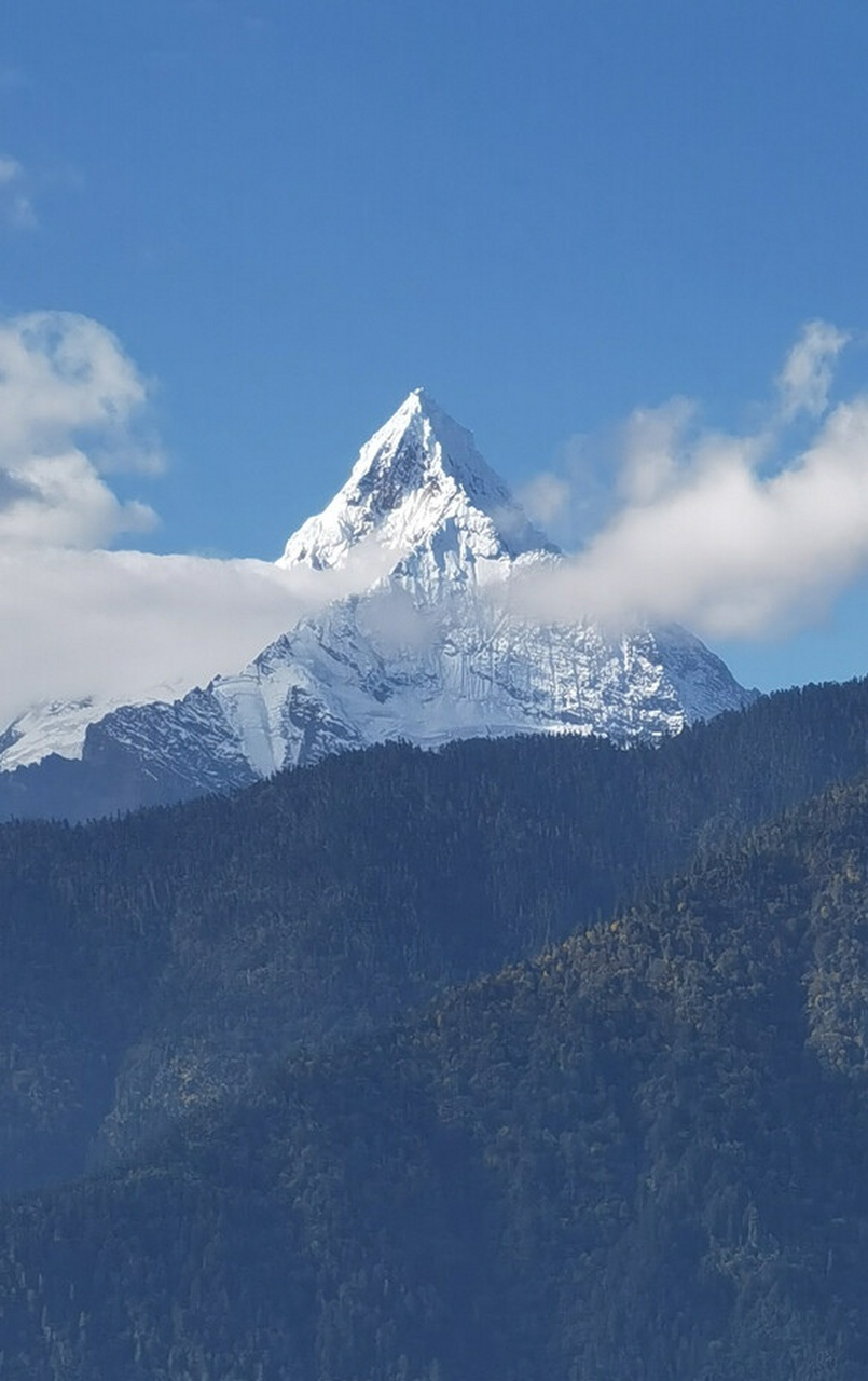 谈到雪山的神圣性,藏族同胞认为在青藏高原自古有七到十座,乃至更多的