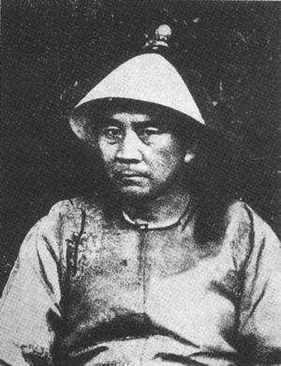 骆成骧的父亲是个无赖,经常欠钱不还.