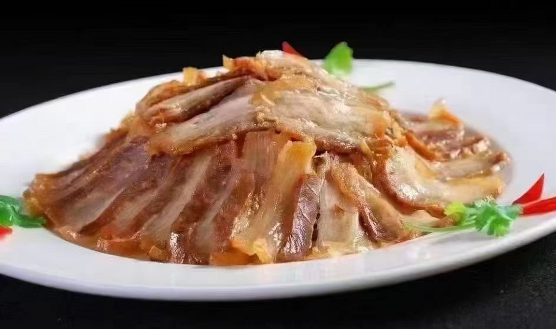攀枝花特色油底肉,也叫坛子肉,色泽鲜亮,香气四溢,真可谓是闻其味