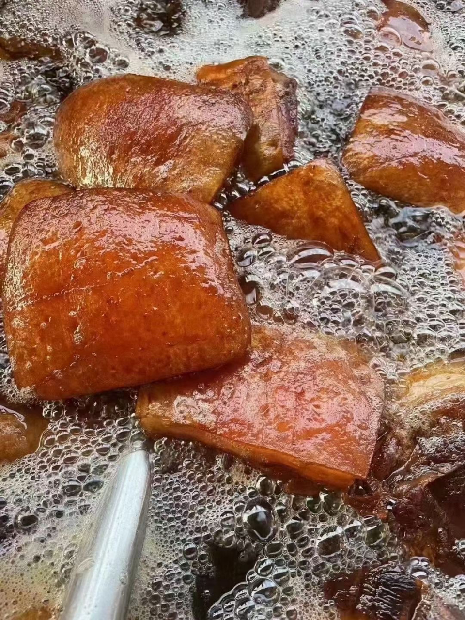 攀枝花特色油底肉,也叫坛子肉,色泽鲜亮,香气四溢,真可谓是闻其味