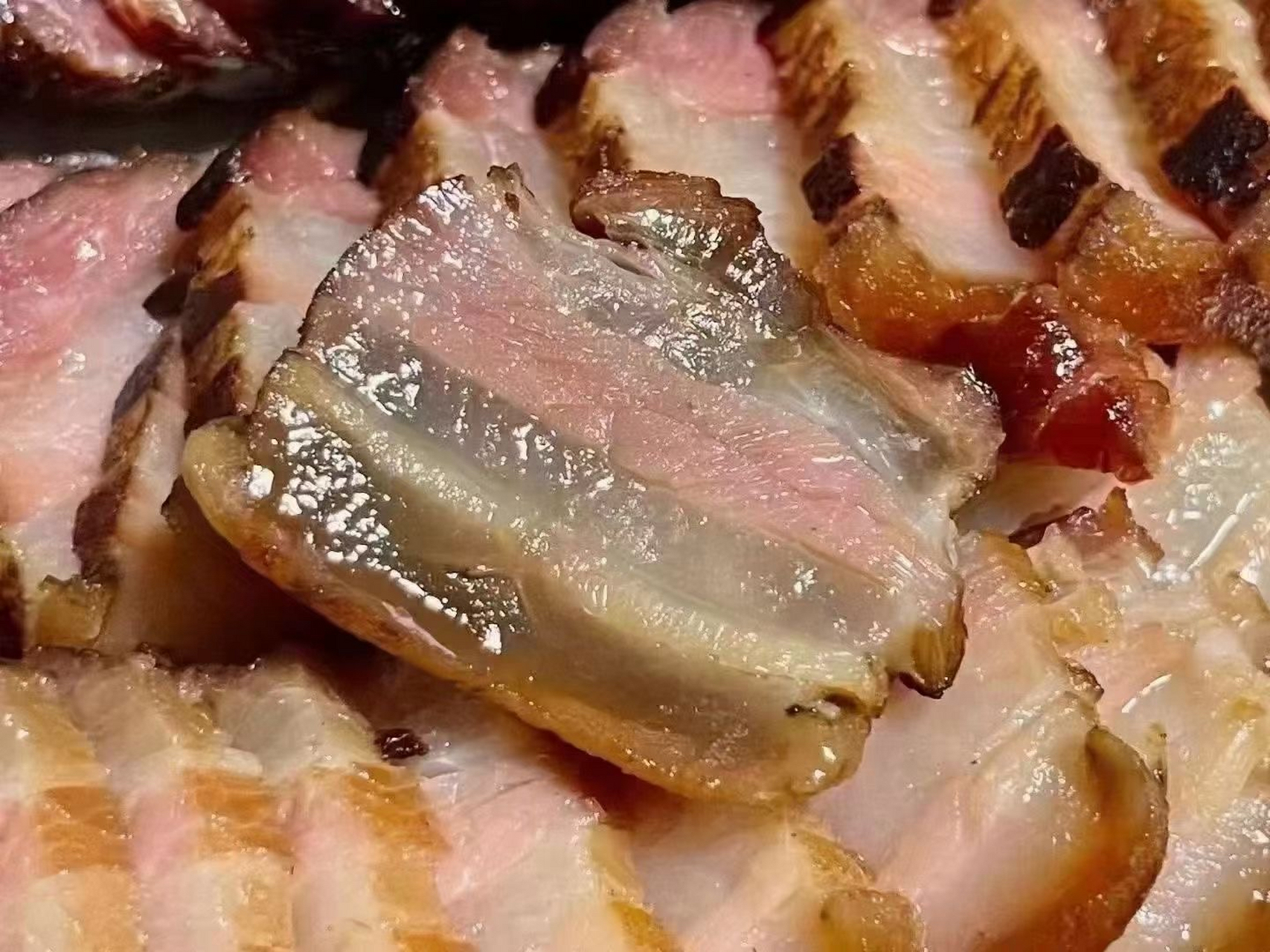 攀枝花特色油底肉,也叫坛子肉,色泽鲜亮,香气四溢,真可谓是闻其味