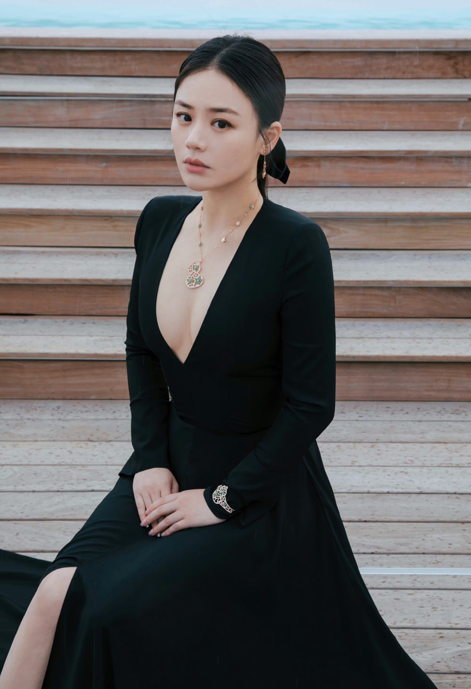 马思纯的深v造型,颜值身材美貌并存.