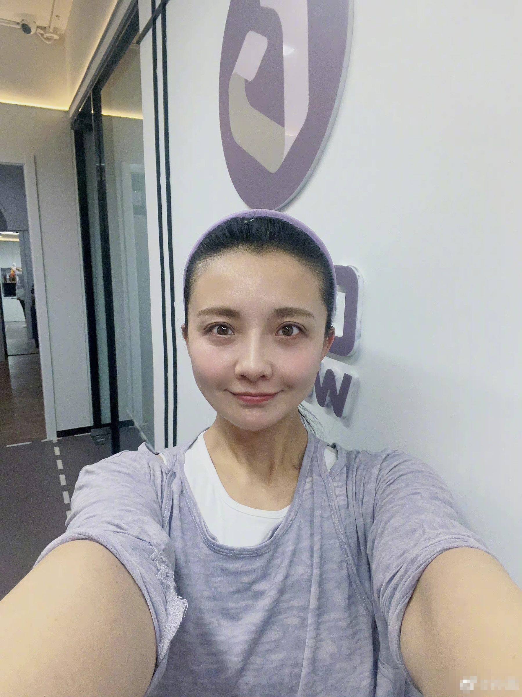 孙茜锻炼打卡的素颜照"美美哒",只是从这个视觉看,感觉她的手臂有点粗