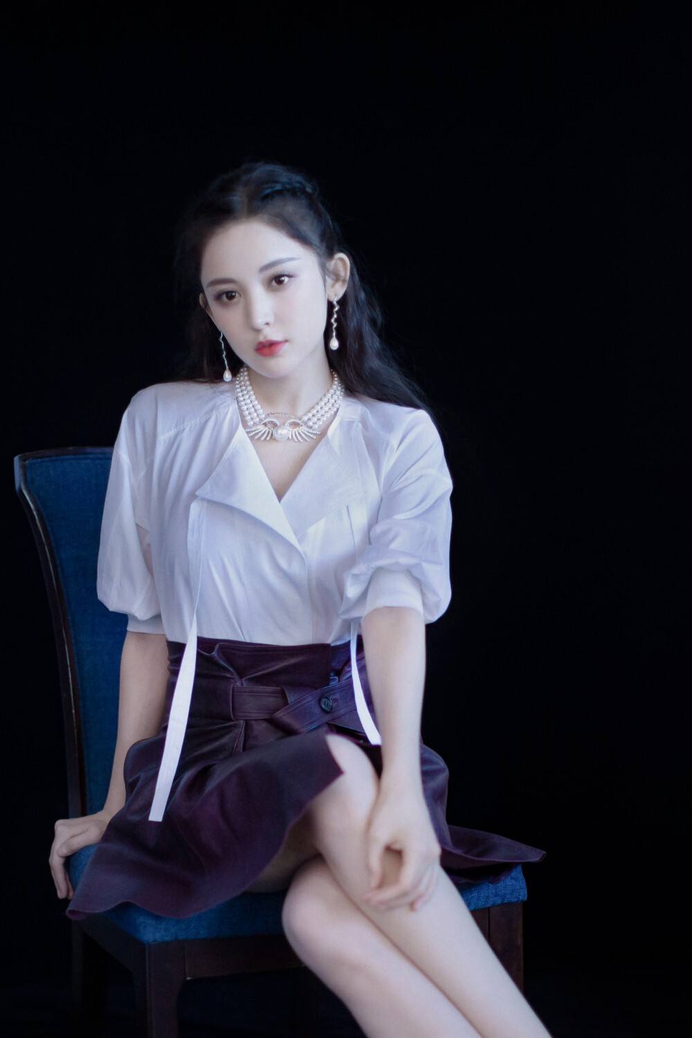 古力娜扎看着心动亮眼,她长像清纯靓丽,身材高挑,碧玉端庄,可爱动人