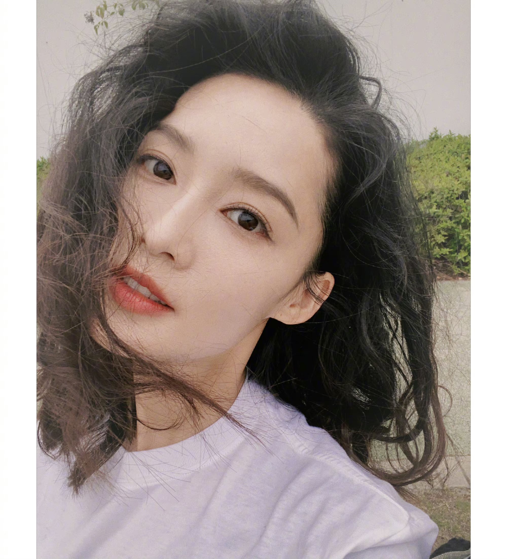 李沁在网上晒烫头后的大波浪造型,头发虽然看着有些杂乱,但还是别有一