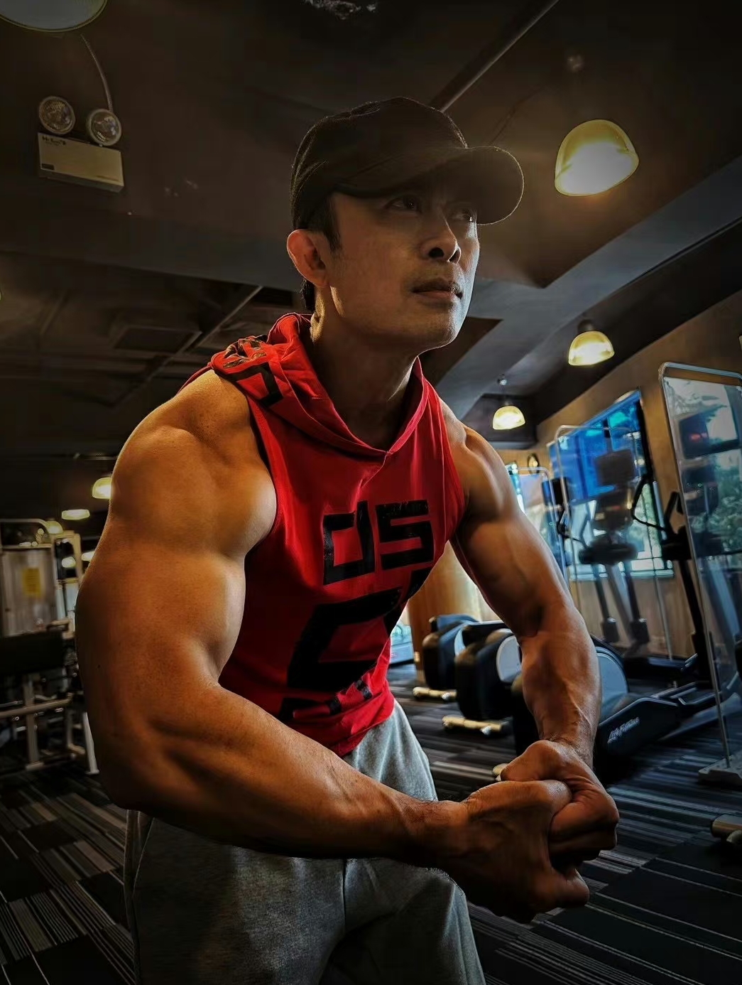 樊少皇一身肌肉,硬汉形象