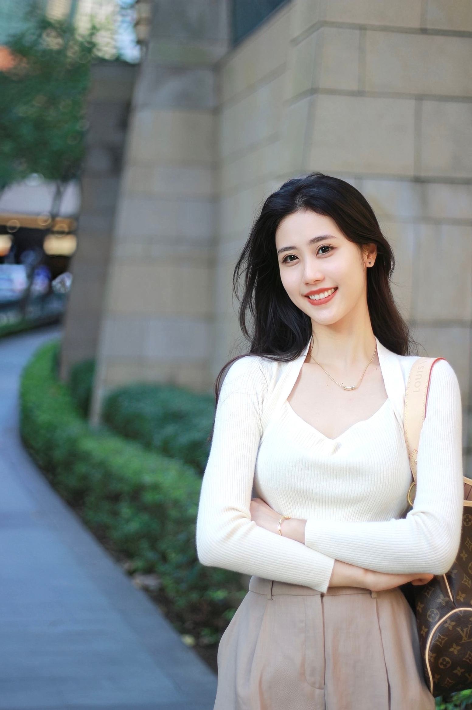 着一副绝世美人的容颜,让人看着赏心悦目,她端庄的举止,看着初显文雅