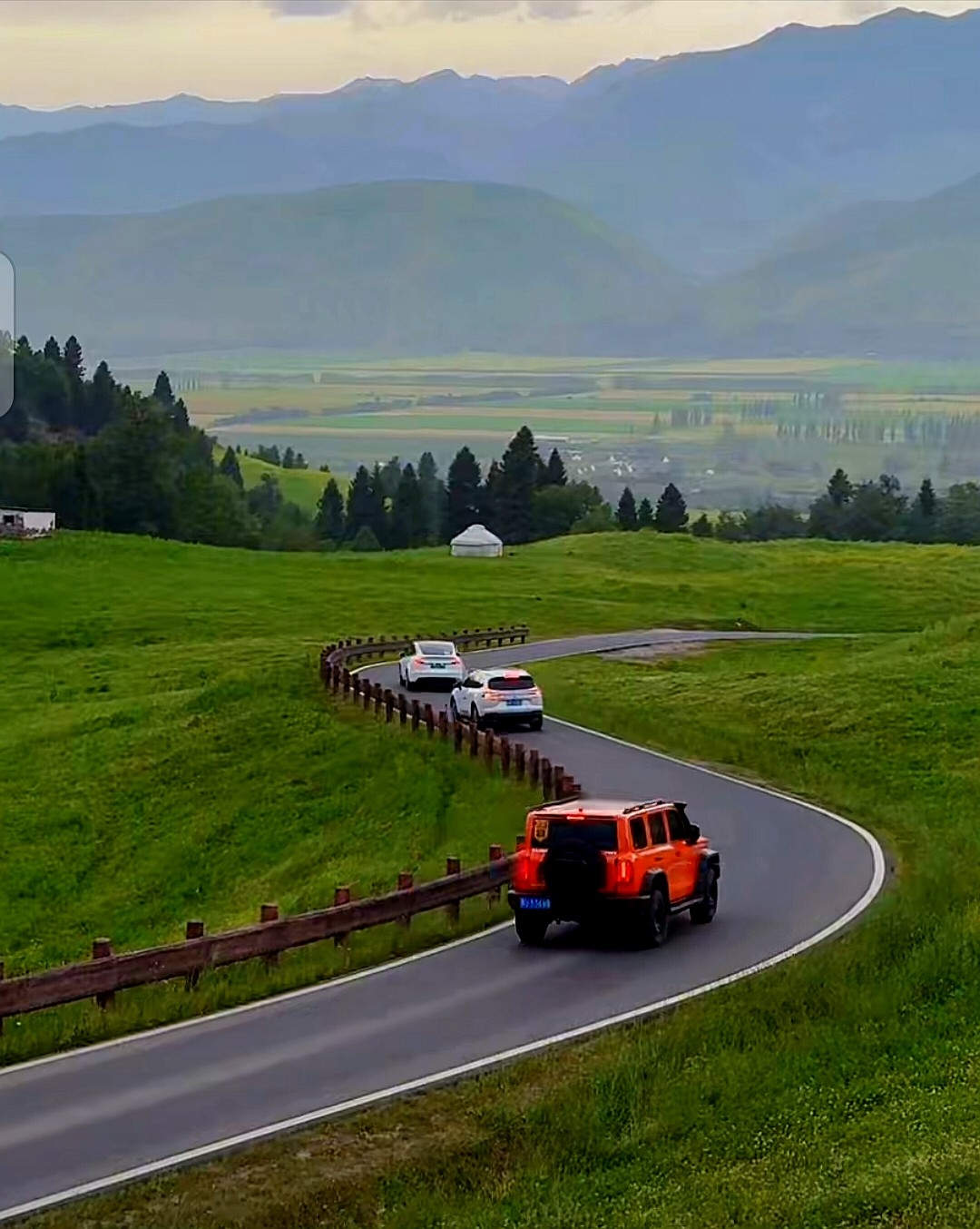 新疆上图,又到新疆大草原的夏季,内陆自驾游的游客福利来了,不用说不