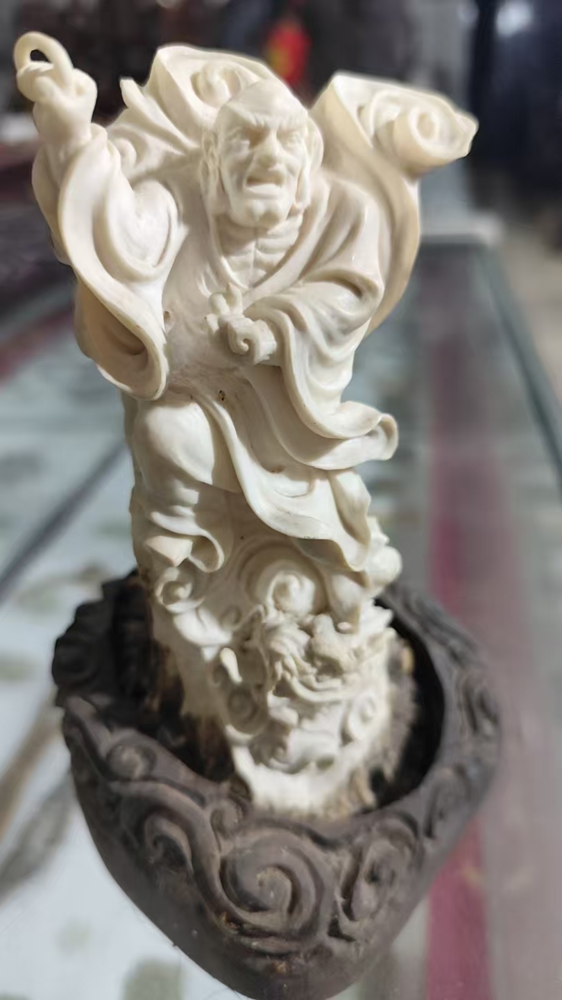 罗汉手持法器,身姿挺拔,雕工精湛细腻