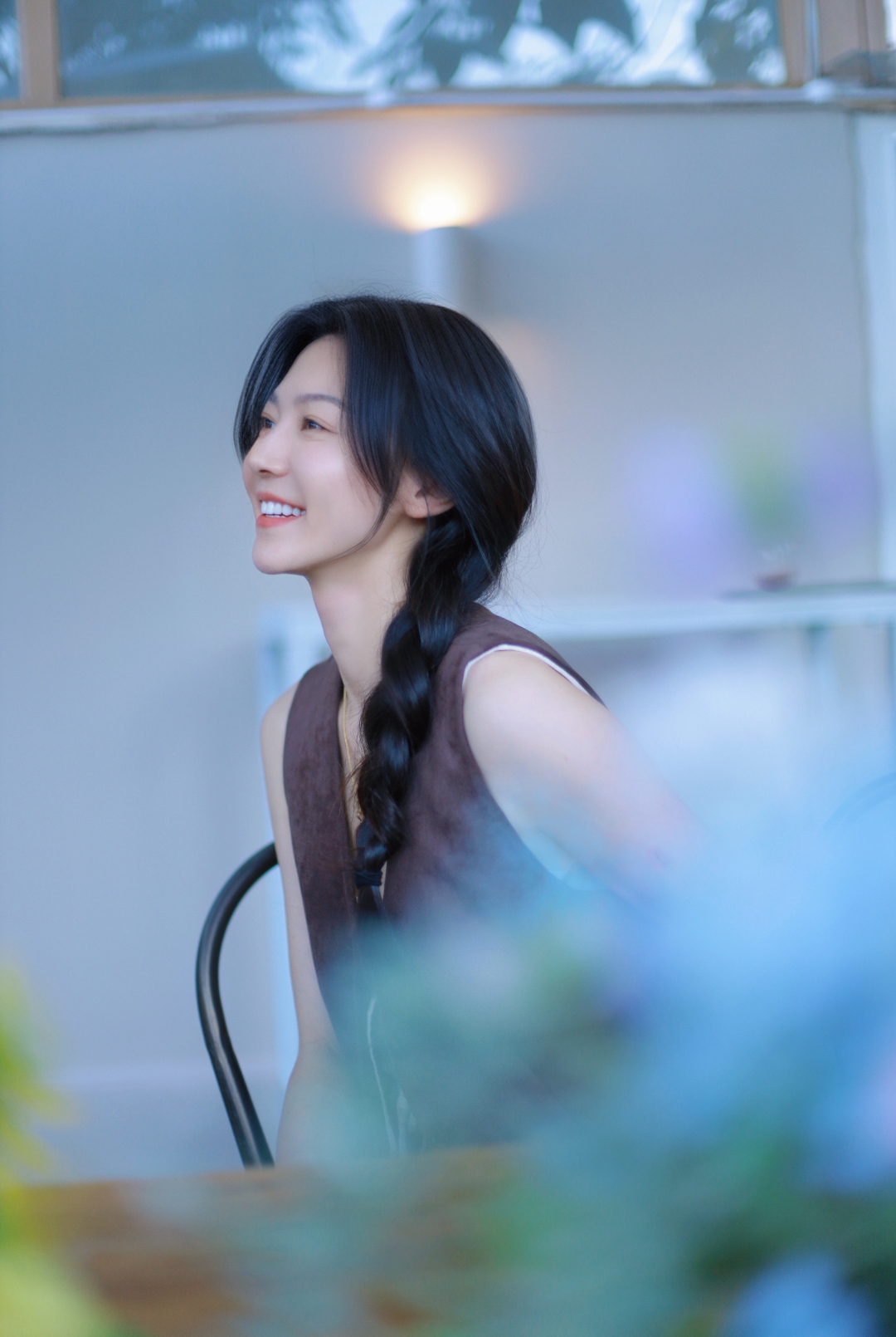 棕麂皮马甲叠穿蕾丝吊带配阔腿牛仔+编发松弛又慵懒;阳光洒在侧脸时