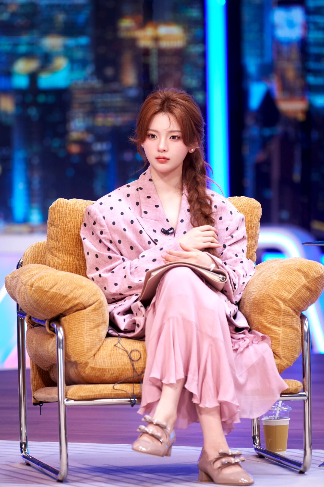 杨超越粉色波点造型甜度爆表!