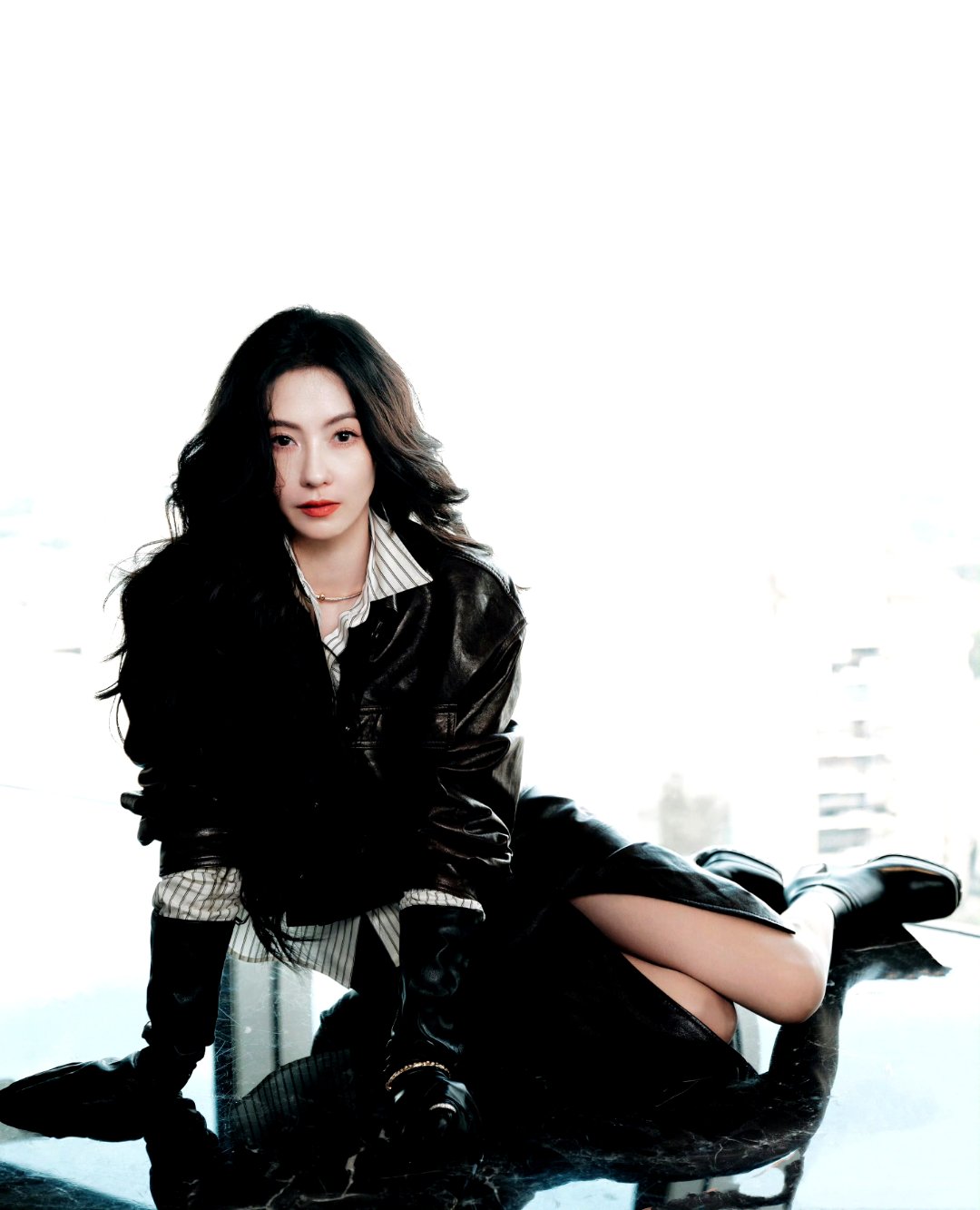 张柏芝一身黑色皮衣套装,内搭条纹衬衫增添层次感,搭配黑色皮靴与长