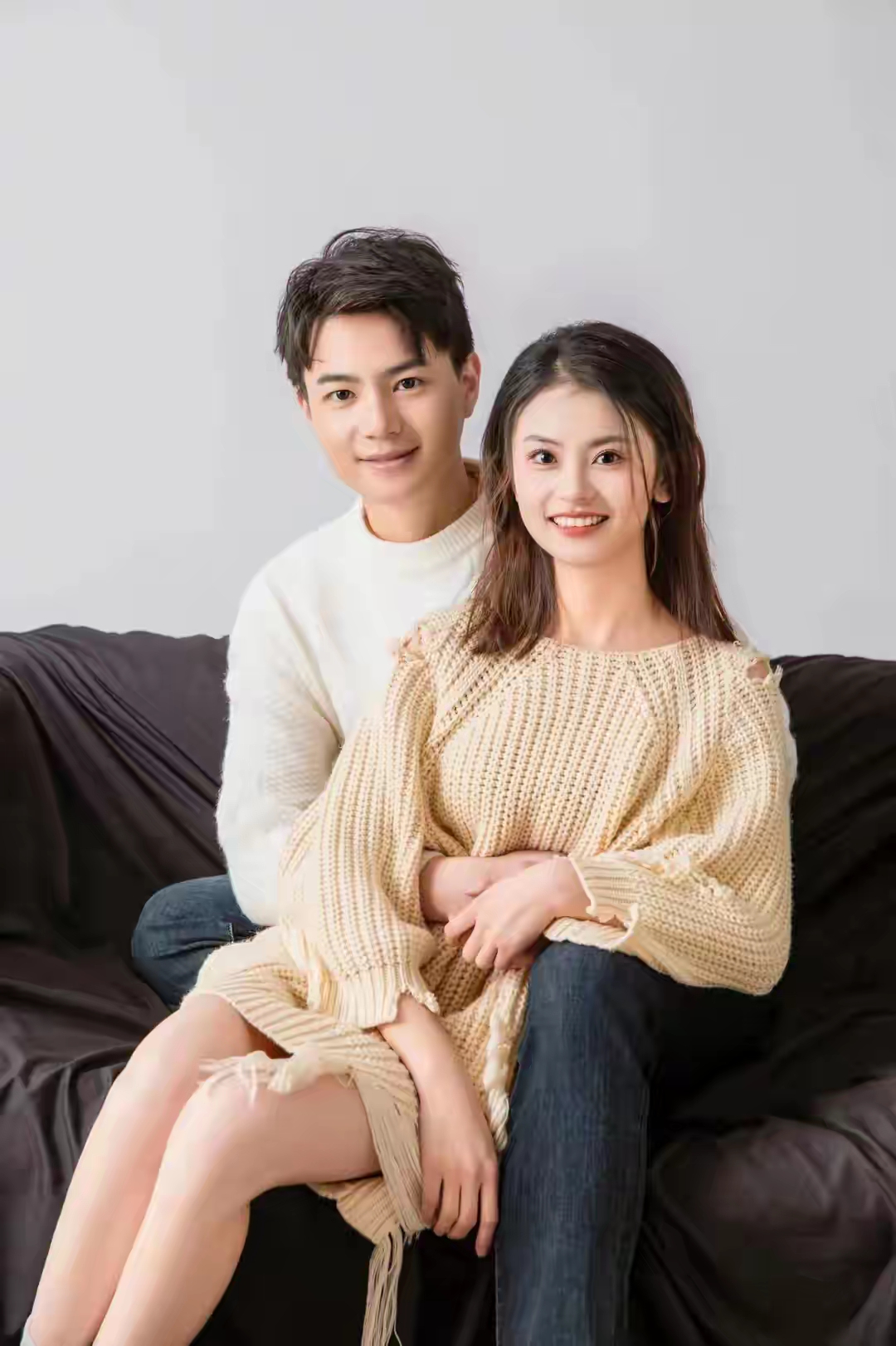 常常听到有人感慨:"两个人结婚,就是牵了手一起跳进现实的洪流