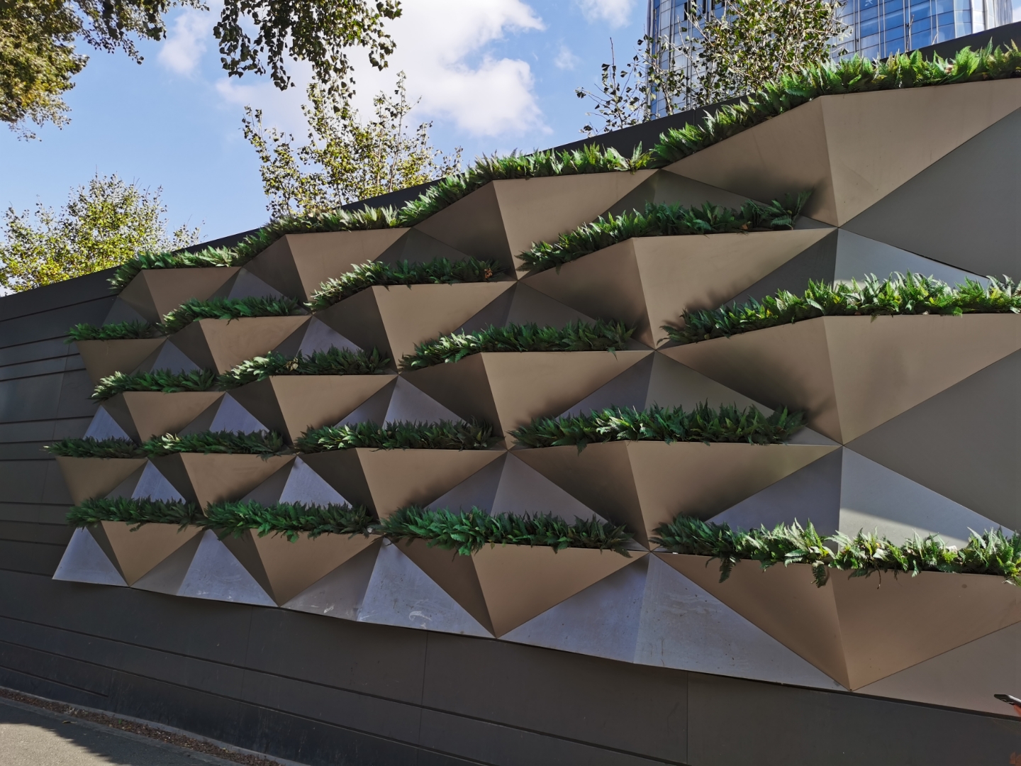 双11带货挑战赛#建筑韵律之美～这段围墙,外立面设计运用了设计符号