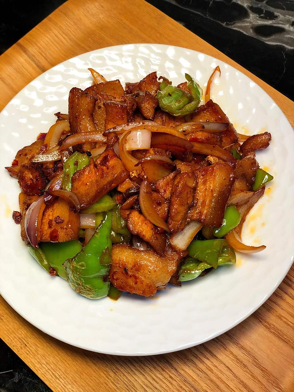 **川菜经典:回锅肉**  **简介**:  回锅肉是川菜中的经典之作,以其