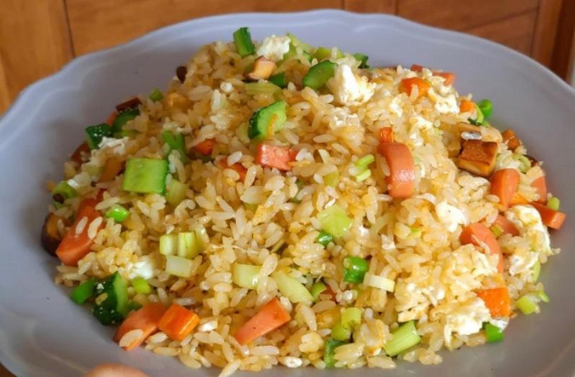 蛋炒饭是一道简单又经典的中式家常菜,主要原料是米饭和鸡蛋,辅以其他