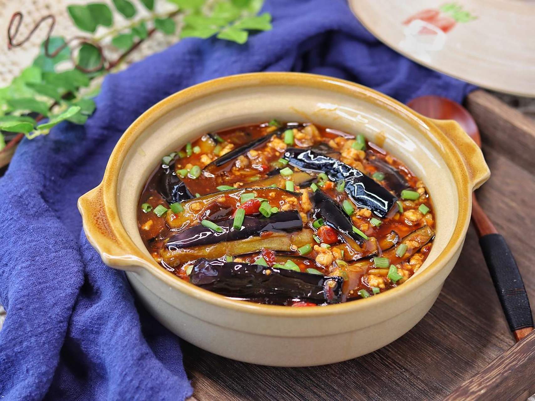 菜系:川菜;菜品关键词:鱼香茄子;结果字数:500;  **鱼香茄子**  **