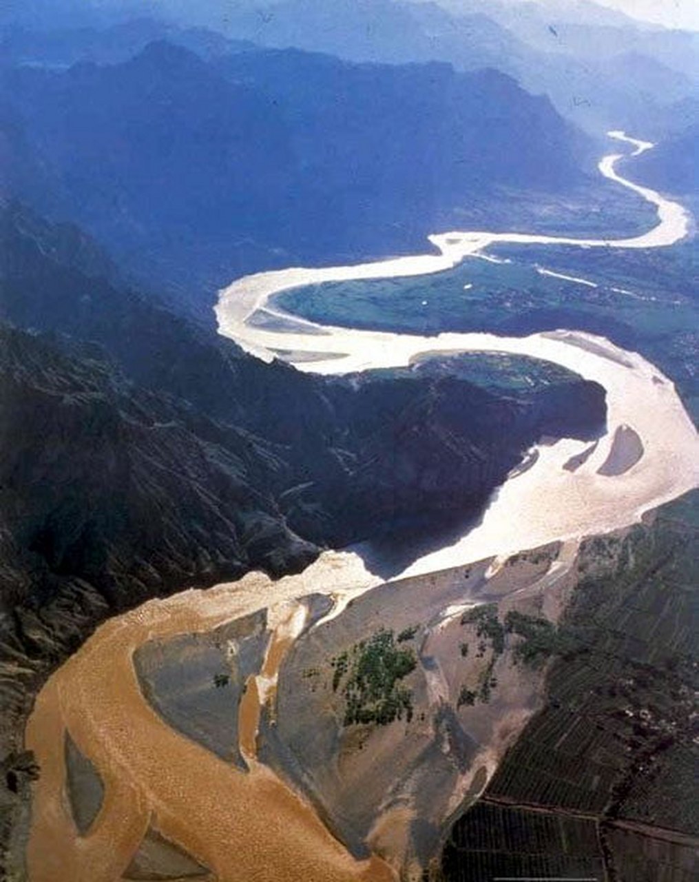 黄河远上九湾乾坤大 鬼斧神工乾坤湾,自然之中暗藏玄.