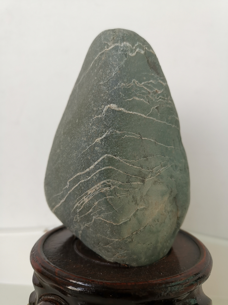 这奇石题名:山外有山.尽管是块普通的河卵石,但这图案吸引了我