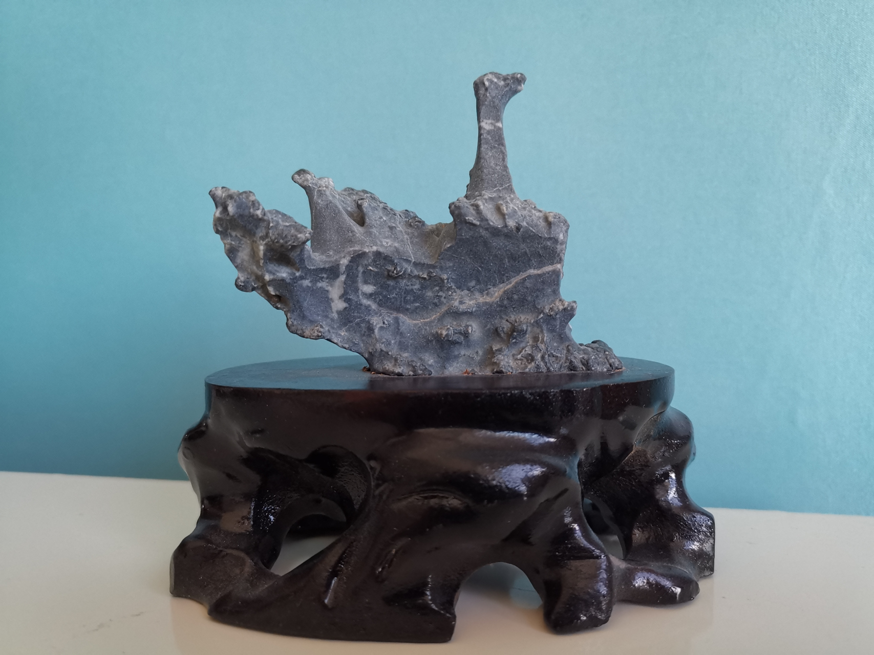 这是出自罗布泊边缘的一方奇石,是戈壁风凌石