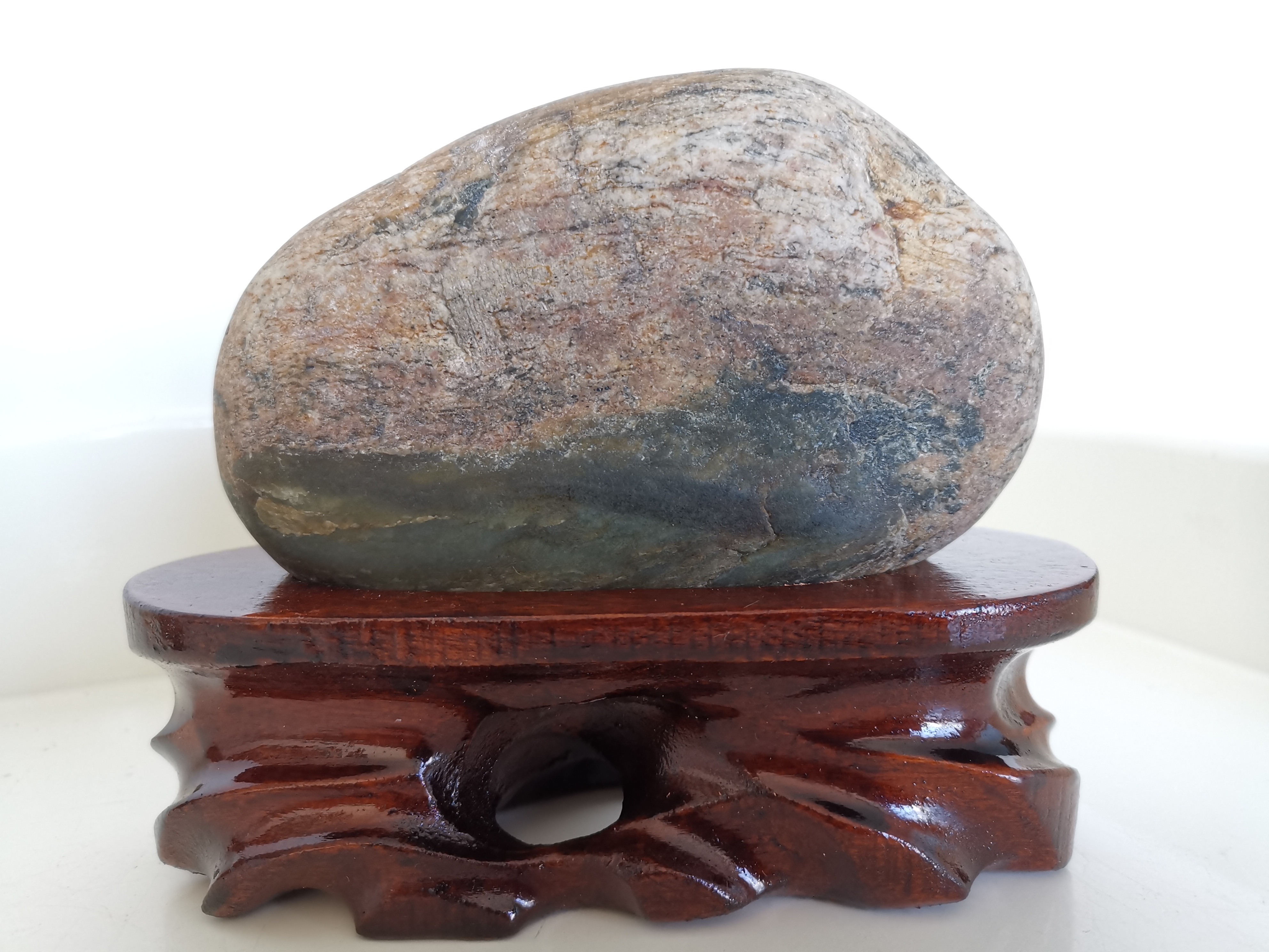 这是一方和田玉青玉籽料原石,是最近在市场上淘来的