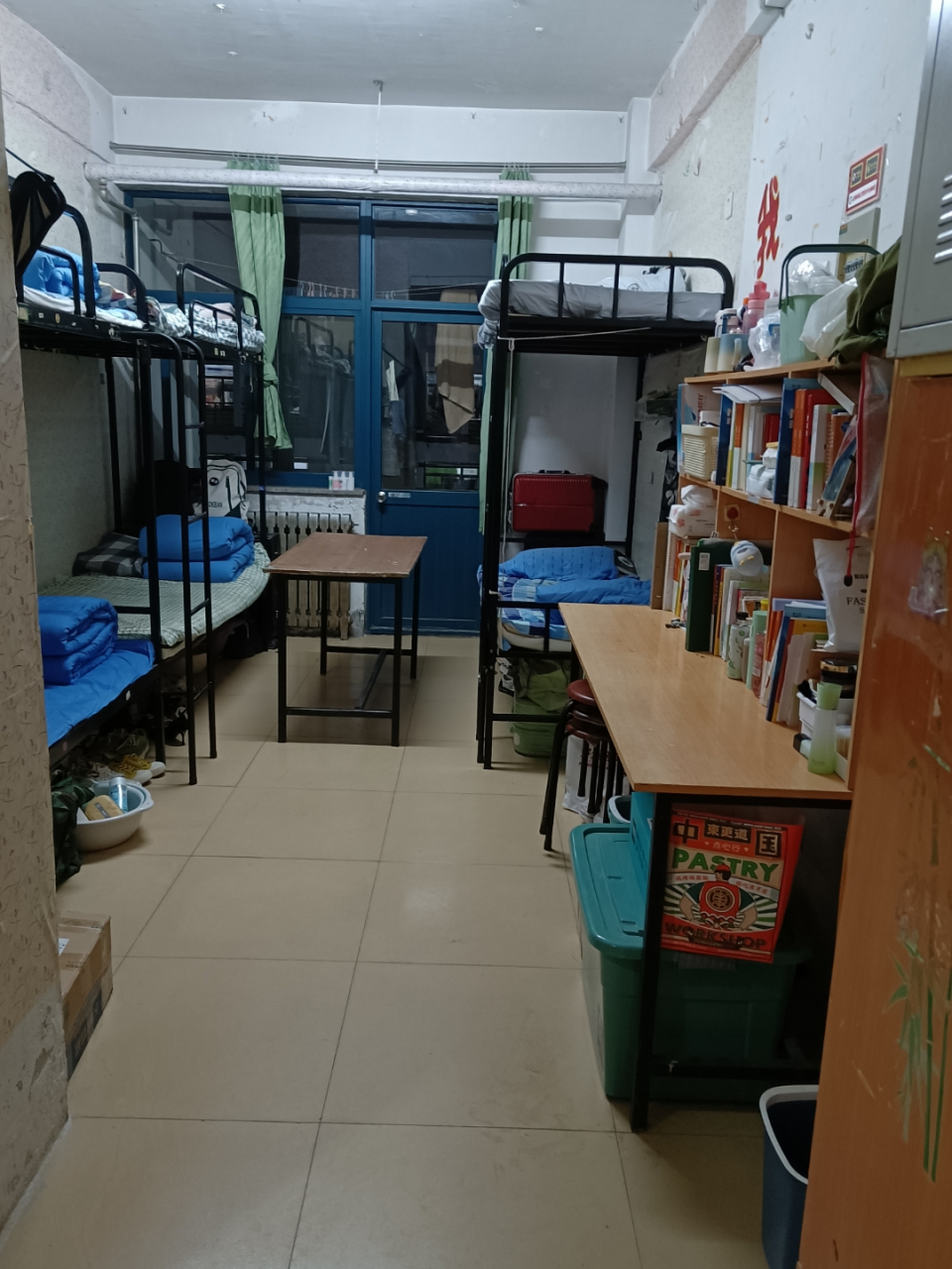 宿舍南北校没空调没电扇,不过新校区好像有.六人间,上下铺.