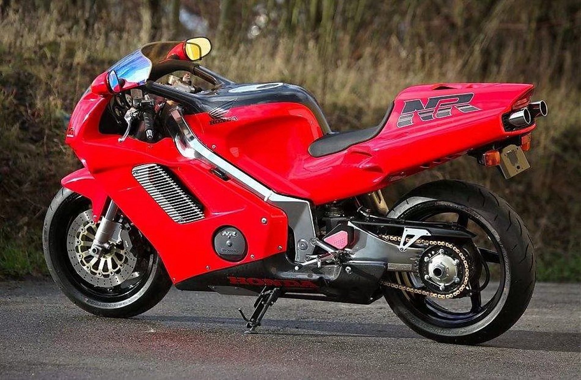 日本国宝级摩托车:本田nr750 由于世界摩托车gp大赛,限制于四缸130