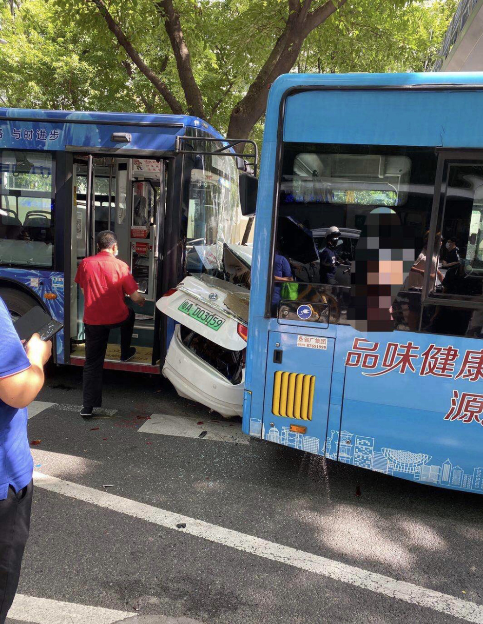 涓流计划##动态涓流计划#广州动物园南门附近的交通事故,公交车至量