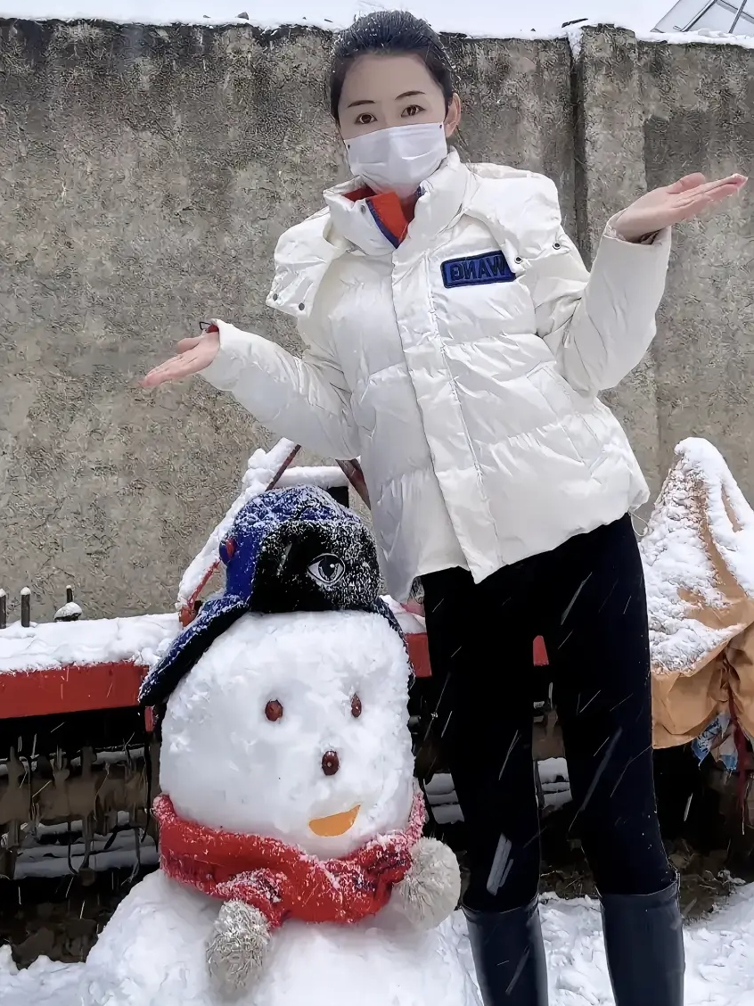 你会想起和你一起堆雪人的人吗?#美女# #你的城市下雪了吗
