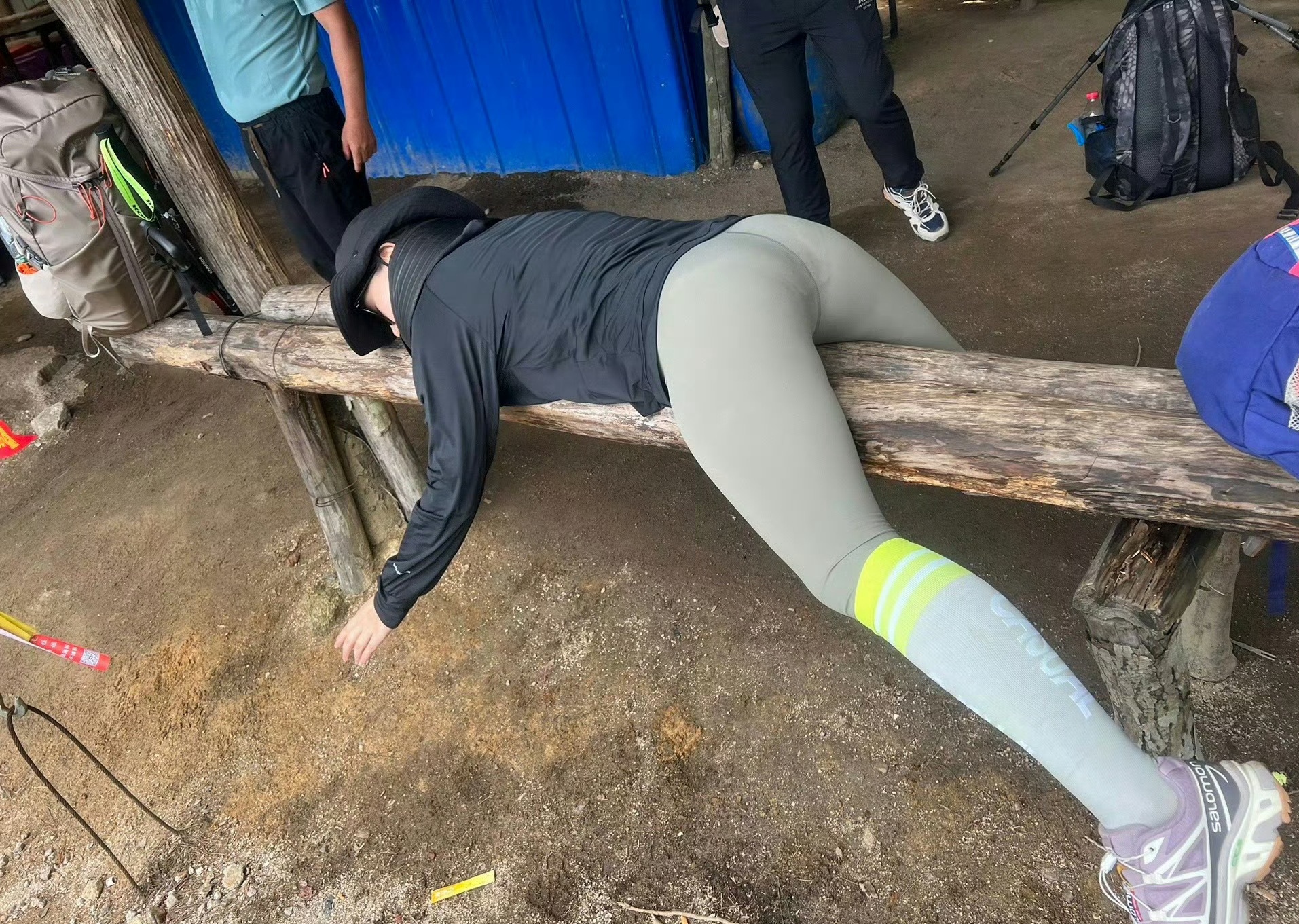 看来是真的累坏了,我累趴下了.#美女# #赚赚训练营