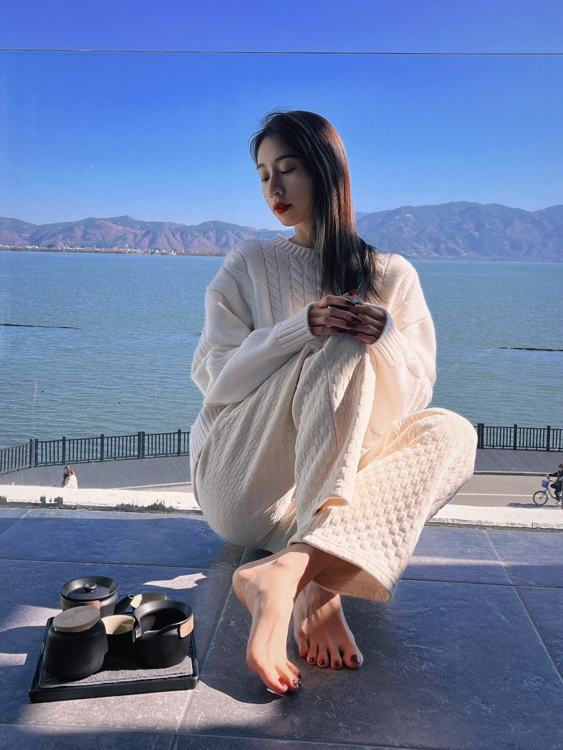 晒晒太阳喝喝茶,惬意#美女# #优质创作者专属激励活动