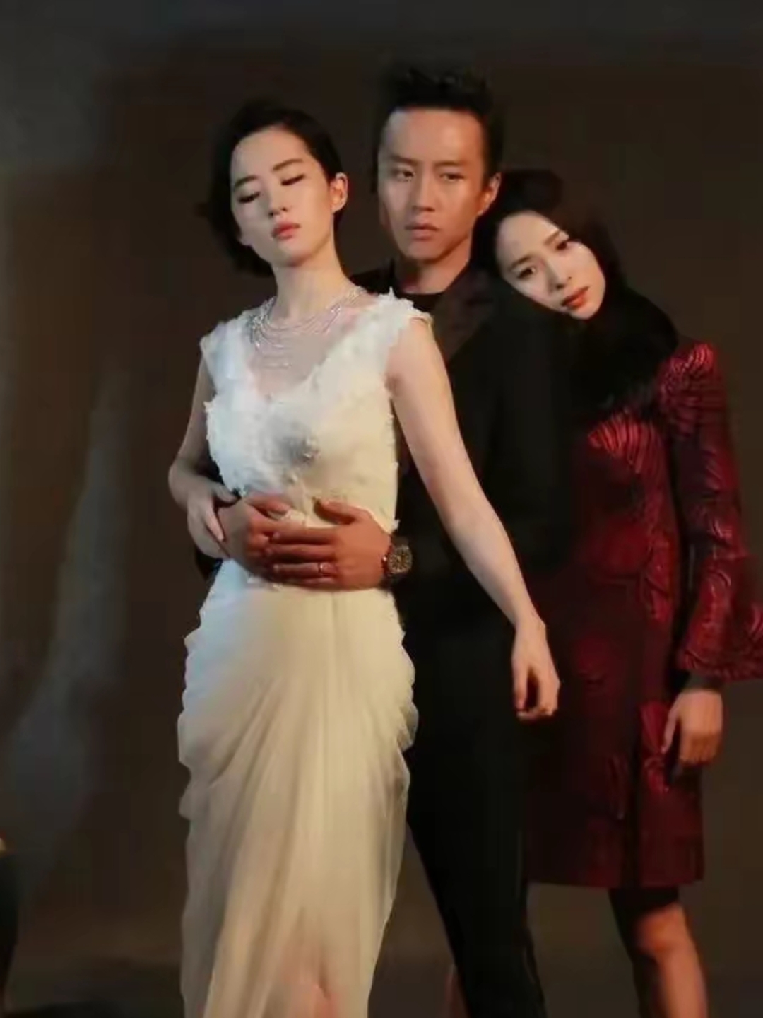 胆子太大了,竟搂着刘亦菲的腰,后面还挨着一个如花似玉的美女,不过他