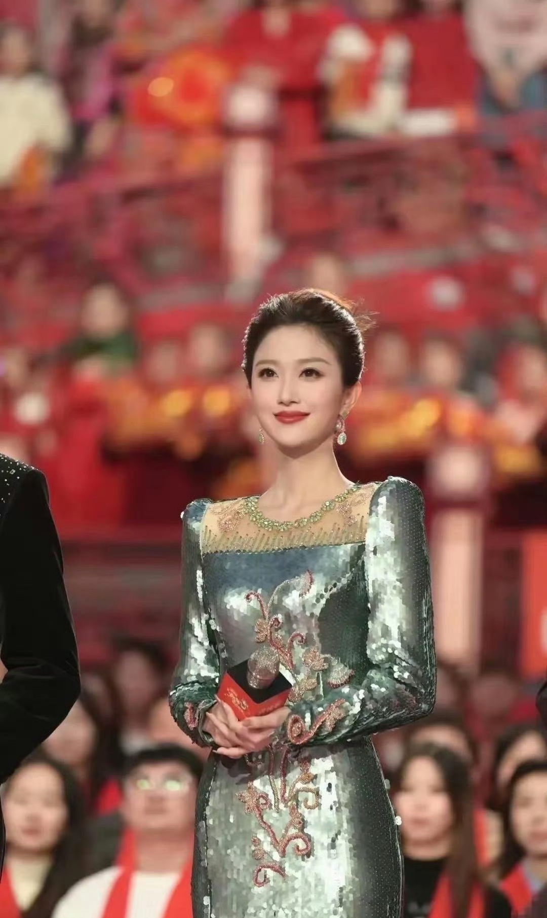 央视春晚美女主持人刘心悦美的可以说赛天仙,不禁让人心动!