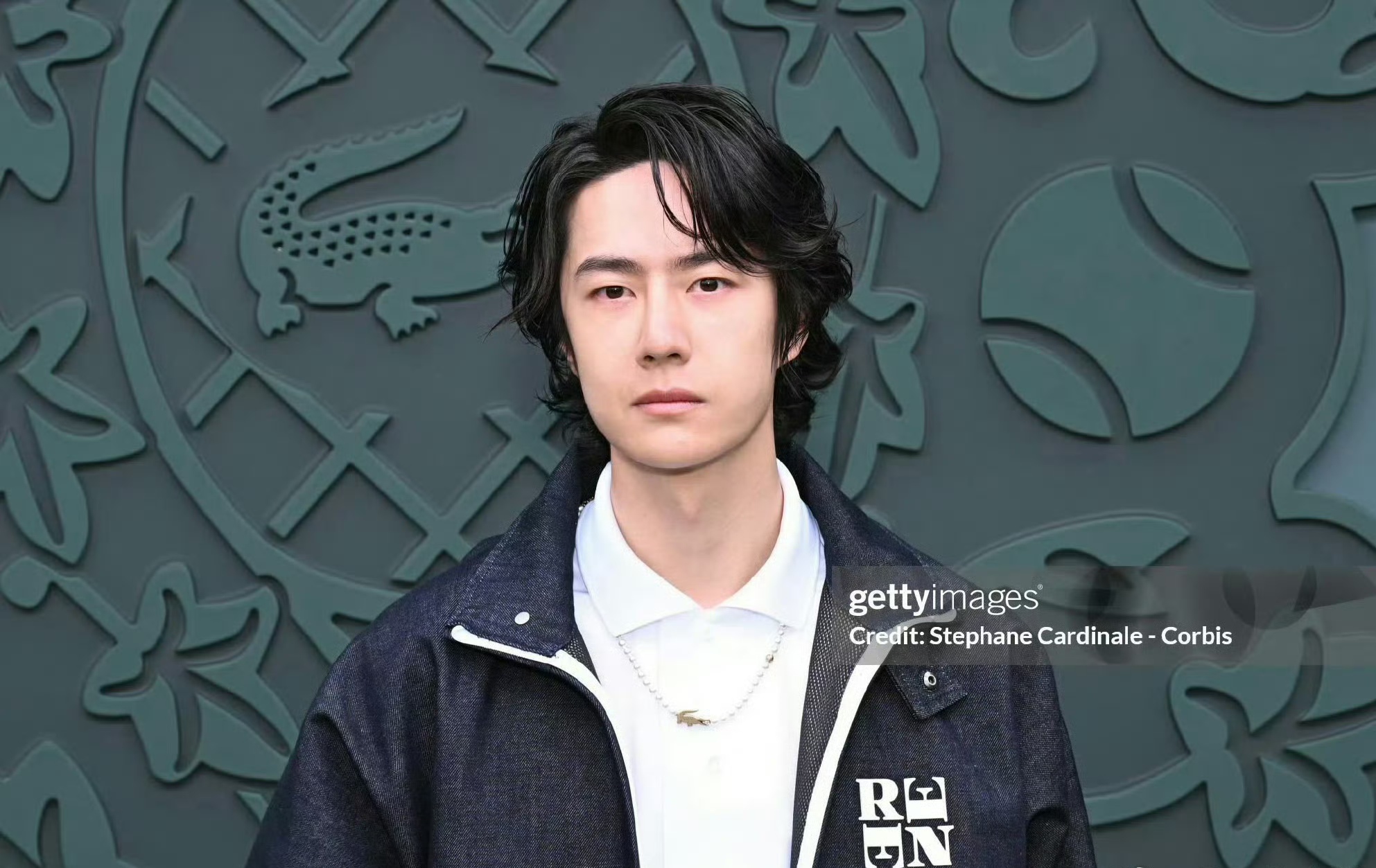 王一博现身巴黎时装周,g社生图高清直出,脸部线条利落,眼神锐利,穿搭