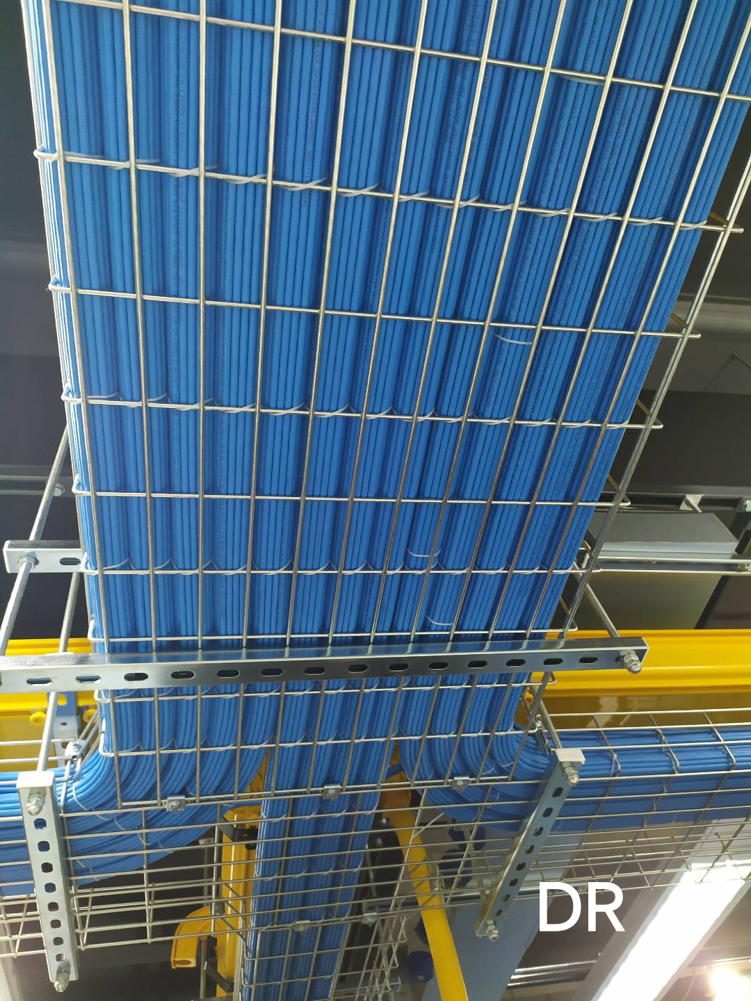 工地上,一排排蓝色的管道整齐排列,像等待检阅的士兵,准备为建筑输送