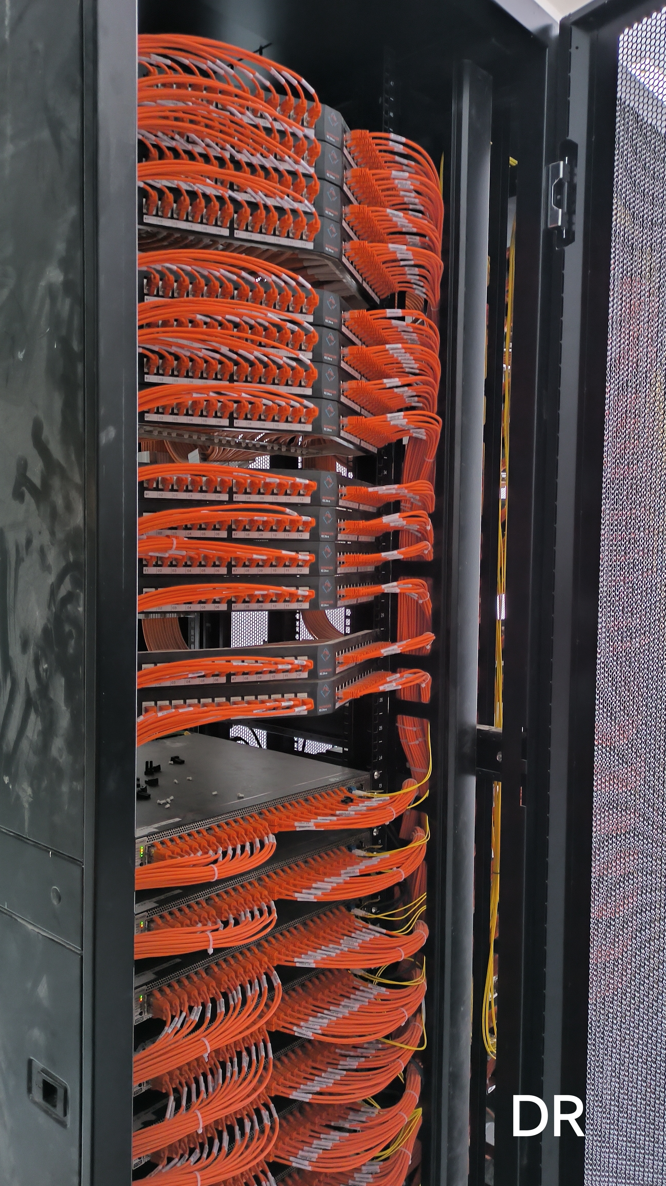 机房里整齐排列的电缆,见证了现代技术的复杂与精细