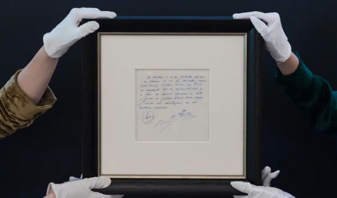 阿根廷球员梅西与"巴萨"在餐巾纸上签订的第一份合同在英国的拍卖会上