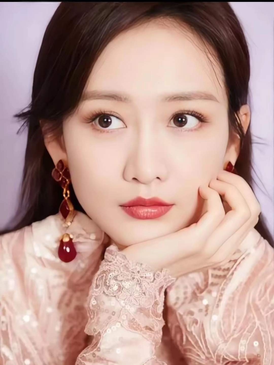 王鸥,美貌与演技并存,宛如夜空中最耀眼的星辰,在荧屏上绽放出无与伦