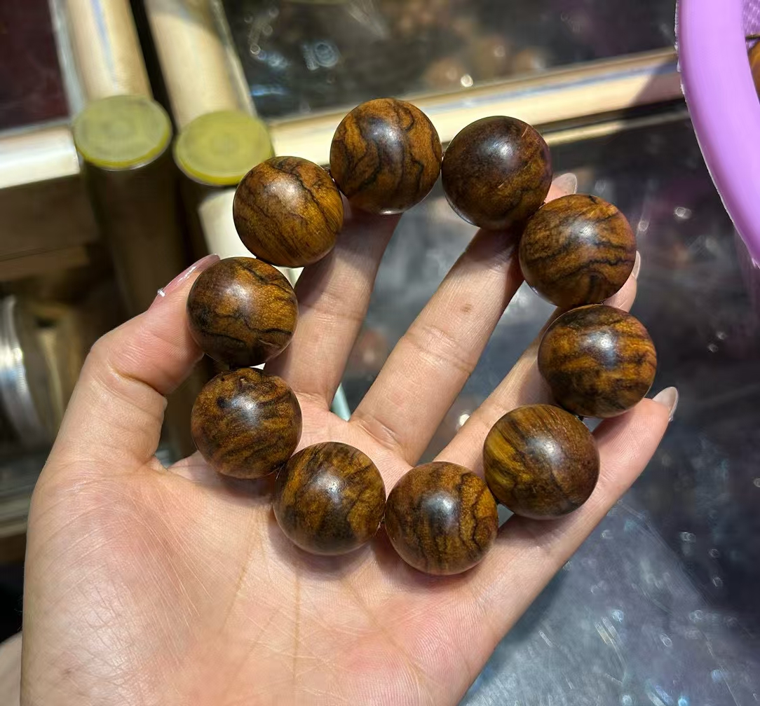 印尼花奇楠2.5,像贡木一样,带花香果香