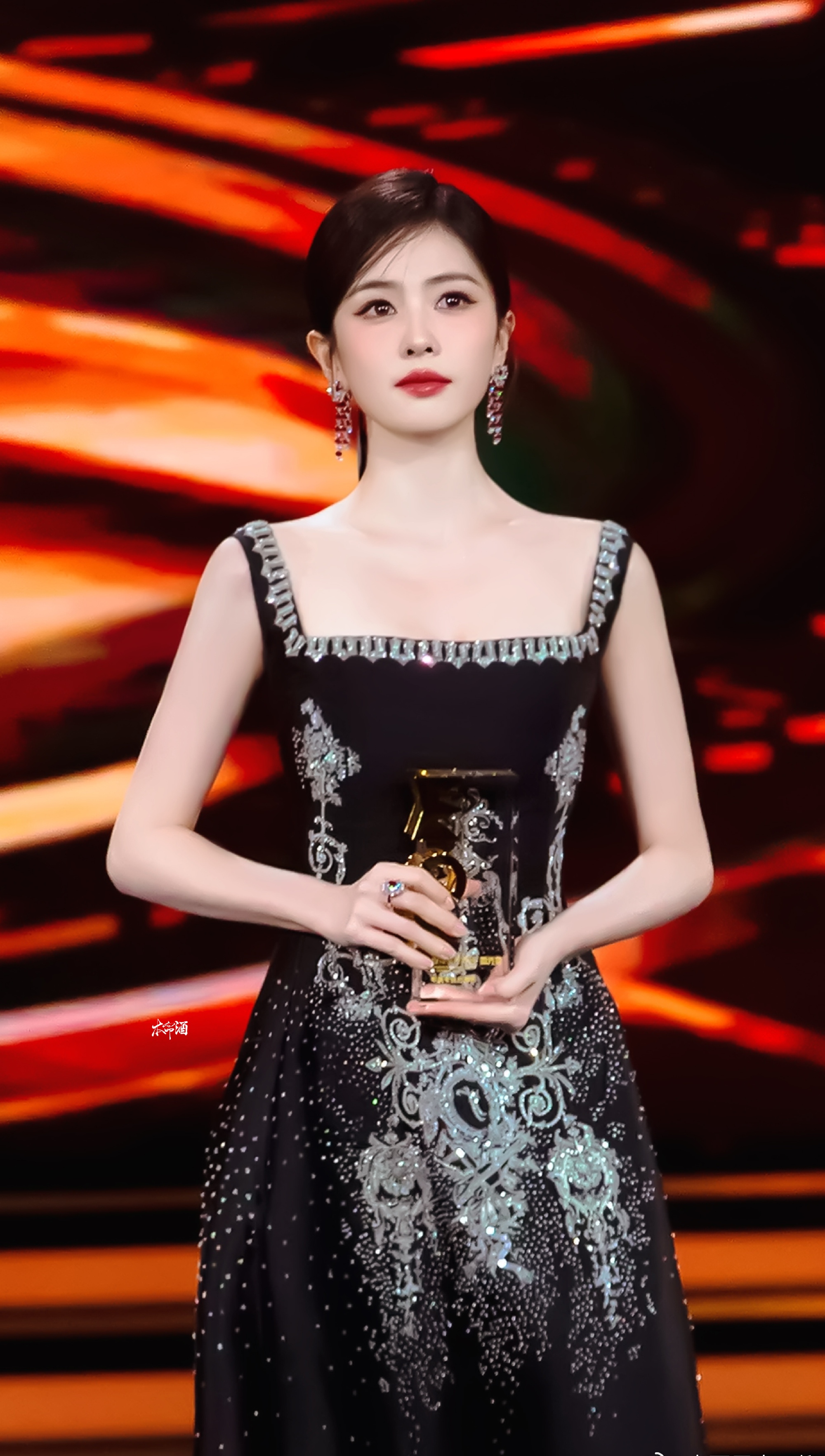 这一次是暗夜精灵,白鹿的黑色礼服裙在夜晚熠熠生辉,她真的光彩照人